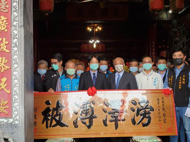 副总统赖清德19日到中午斗南镇石龟溪天后宫献匾「滂泽溥被」。（周丽兰摄）
