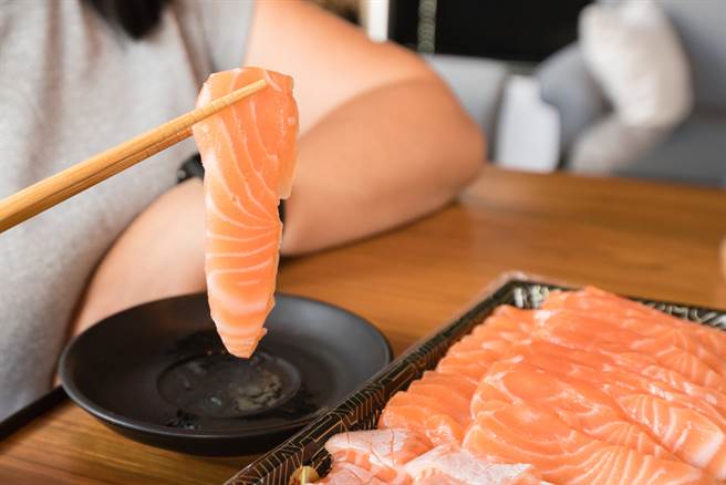 鲑鱼之乱曝9年级生敢衝形象，网一看战翻直呼，等到80岁还继续衝再说。（图／Shutterstock）