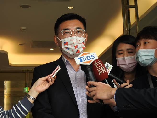 国民党主席江启臣中午宴请蓝委餐叙后接受媒体採访。（赵婉淳摄）