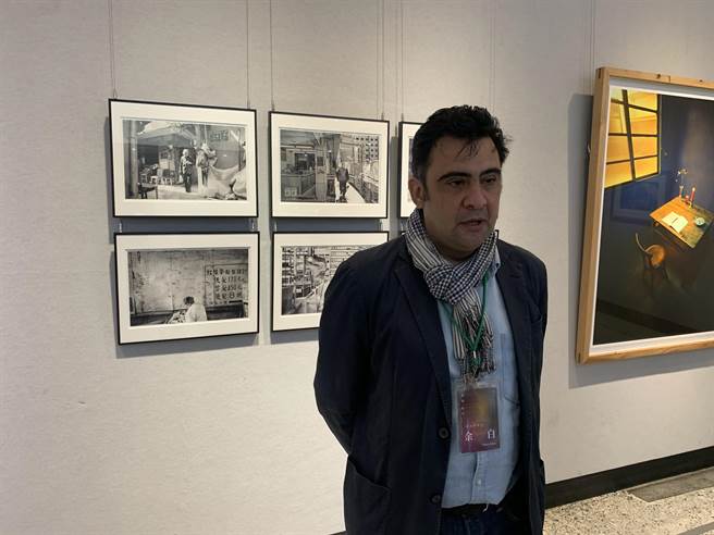 2021.03.19 桃园市　▲法籍摄影师余白来台20年，透过镜头纪录桃园沿海乡村与工业区合併的特殊美景。（姜霏摄）