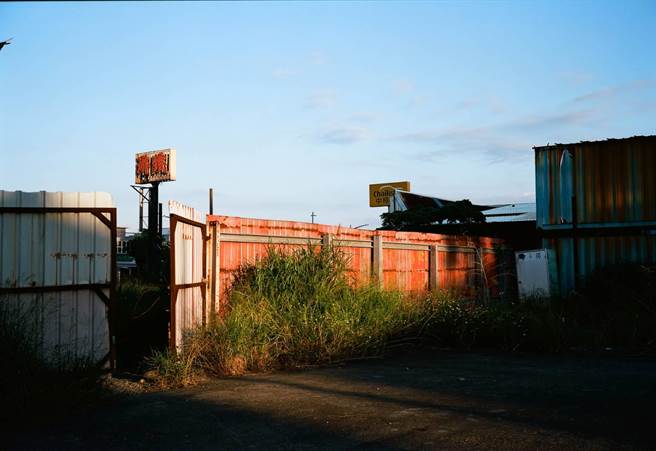 2021.03.19 桃园市　▲法籍摄影师余白喜爱大园区既是乡村又是工业区的特殊景象，让他直呼「法国不可能见到的情形！」。（余白提供／姜霏桃园传真）