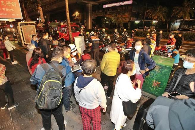 北市防疫旅馆深夜火警，51名检疫民眾紧急疏散。（杜宜谙摄）