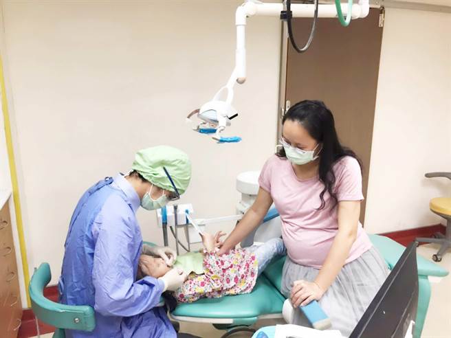響應「世界口腔健康日」，高醫限時3周孕婦及嬰幼兒口腔檢查免掛號費。（高醫提供／柯宗緯高雄傳真）