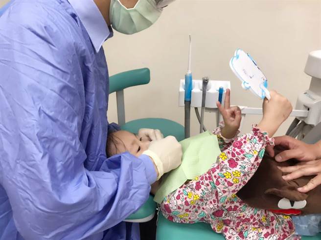 響應「世界口腔健康日」，高醫限時3周孕婦及嬰幼兒口腔檢查免掛號費。（高醫提供／柯宗緯高雄傳真）