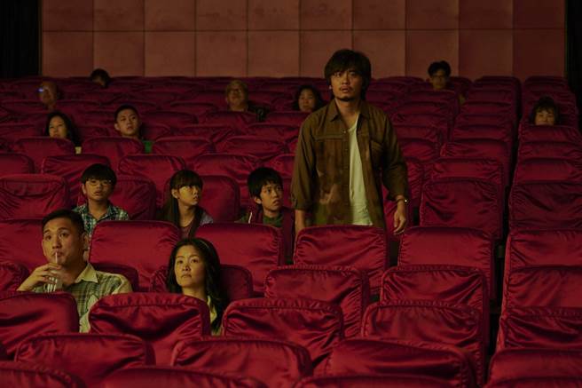 楊大正在《天橋上的魔術師》尋找失蹤兒子。（公視提供）