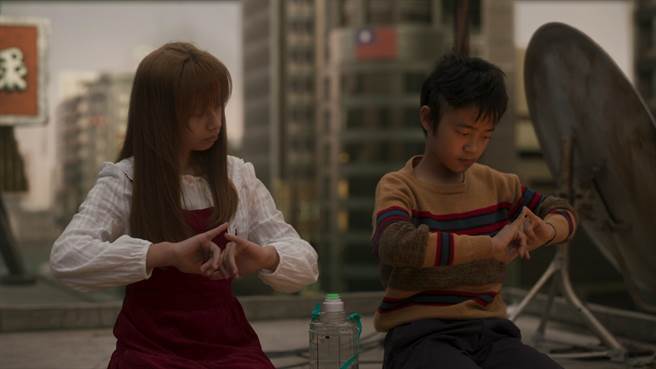 「小不點」李奕樵（右）飾演暗戀酷妹特莉莎（左）。（公視提供）