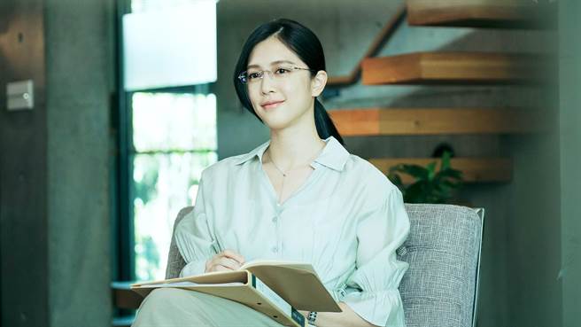 刘奕儿饰演心理医师。（东森戏剧台提供）