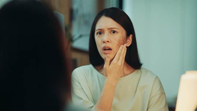 刘奕儿想变美却让自己毁容。（东森戏剧台提供）