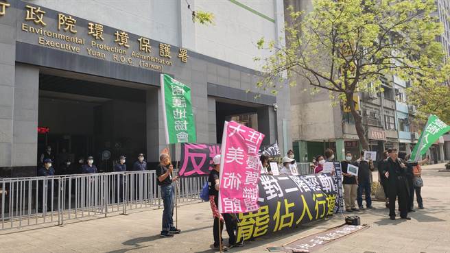 高雄「大美術館住居優質聯盟」今天北上赴環保署抗議指出，環差還沒通過，但高雄市政府卻已公告施工。（林良齊攝）