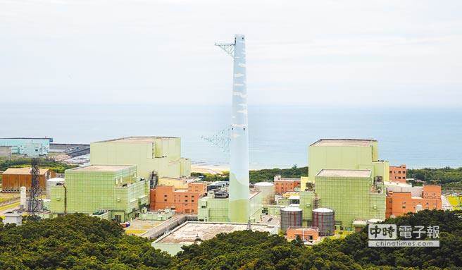 若未來4年再生能源的發電量無法達到蔡政府設定的標準，民調顯示，大部分民眾認為應增加核電補足電力缺口。圖為核四。（本報資料照）