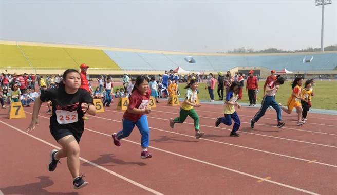 彰化縣適應體育田徑賽19日上午在彰化縣立體育場登場，共有來自全縣學校1259位選手拚了。（吳敏菁攝）
