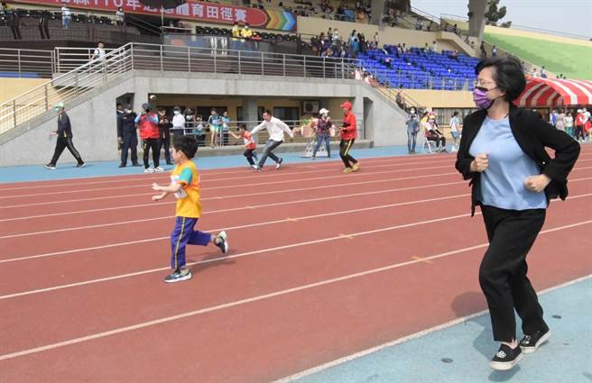 彰化縣適應體育田徑賽19日上午在彰化縣立體育場登場，彰化縣長王惠美陪跑。（吳敏菁攝）