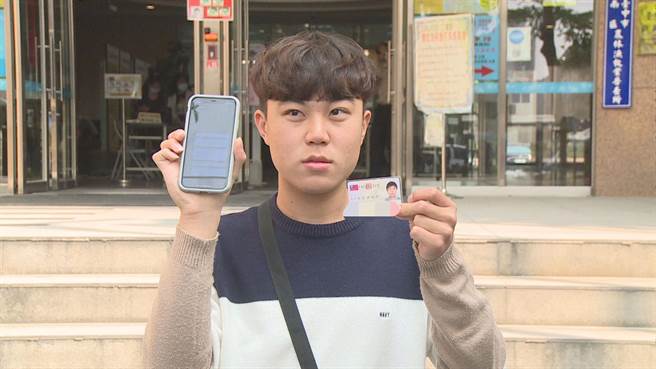 男大生改名「林高價鮭魚」，今天改回原名， 還表示，「我應該晚一點改回來才對，搞不好還有其他活動。」（盧金足攝）