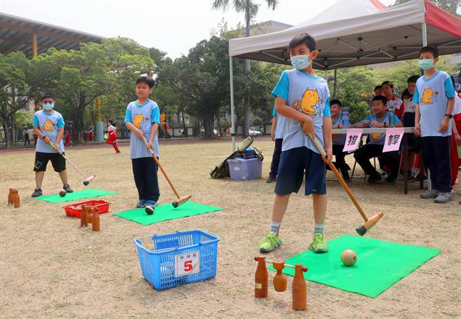 高雄漢民國小配合創校30周年校慶，為了給學生最不一樣的兒童節，除了如同以往的慶祝活動外，19日更特別舉辦「活力健康體育闖關活動」。（洪浩軒攝）