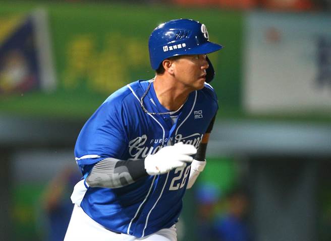 富邦悍將高國輝昨日相隔5年敲出三壘打。（富邦悍將提供）