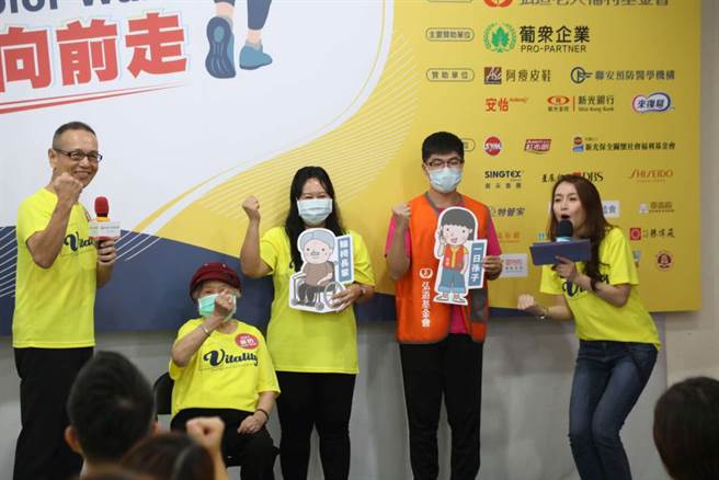 弘道老人福利基金会提供-健走大使任爸、陈纯奶奶及一日孙子，对完成健走活动相当有帮助。(图/弘道基金会提供)