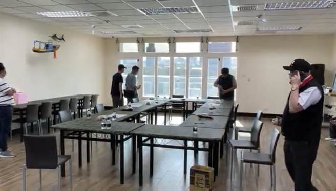 花莲区渔会基层选举，今在进行理监事改选前资格审查时，爆发肢体衝突，现场相当混乱。（读者提供／王志伟花莲传真）