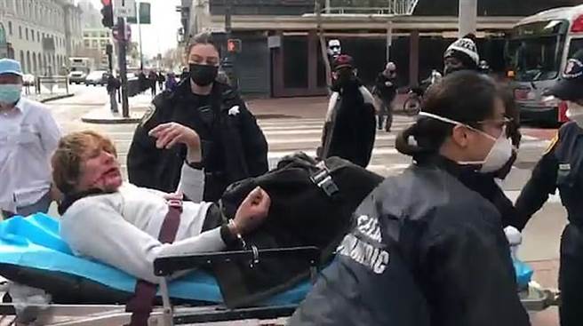 打人的39歲男子，反而被老太太打到嘴角流血。(圖/Dennis O'Donnell)