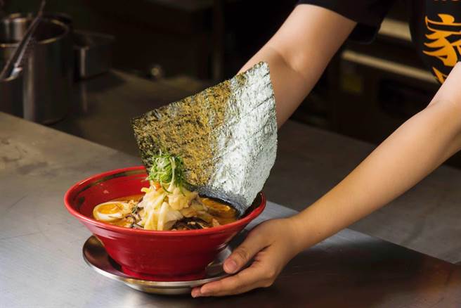 元町家横滨家系拉麵承袭日本九州道地的浓厚豚骨汤头与来自东京的酱油汤底。（柯宗纬摄）