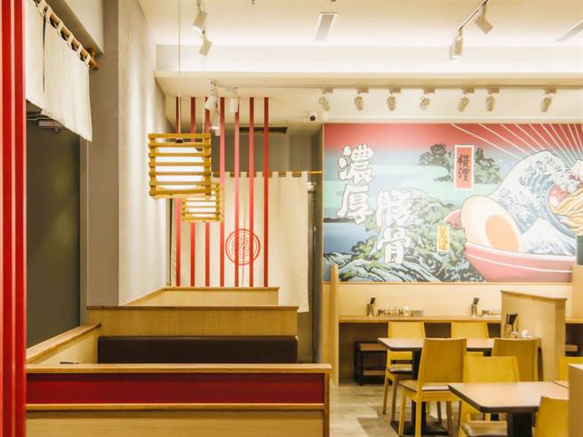 店面装潢也找来天王天后御用形象设计师蓝色隧道 打造巨幅壁画，可望成为新兴打卡的网美餐厅。（柯宗纬摄）