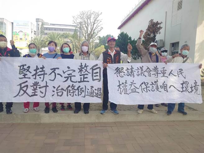 台南市议会第8次临时会讨论新设置畜牧场管理自治条例，反对的乡亲到场拉白布条抗议。（刘秀芬摄）