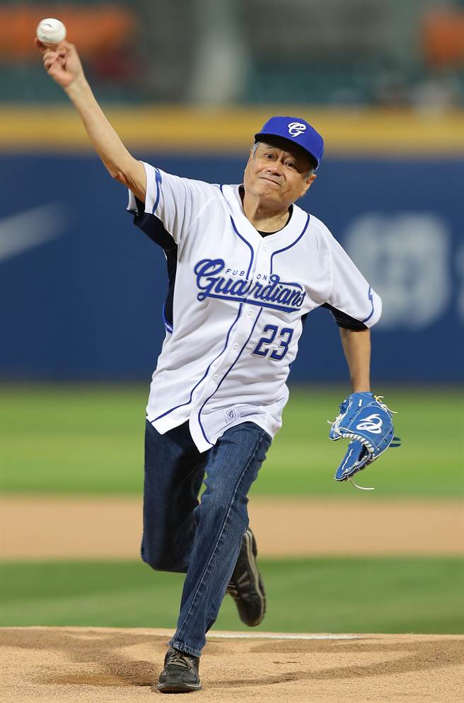 国际知名导演李安前来为富邦悍将开球。（季志翔摄）
