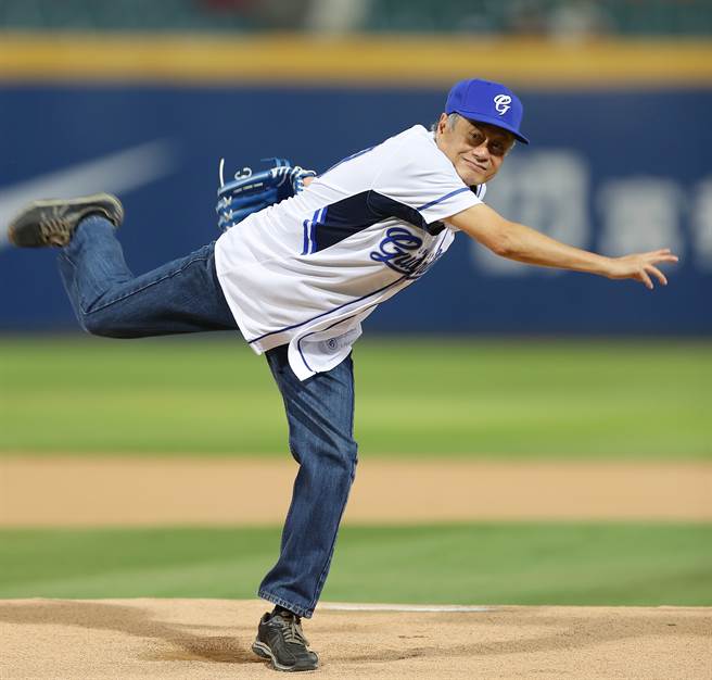 国际知名导演李安前来为富邦悍将开球。（季志翔摄）