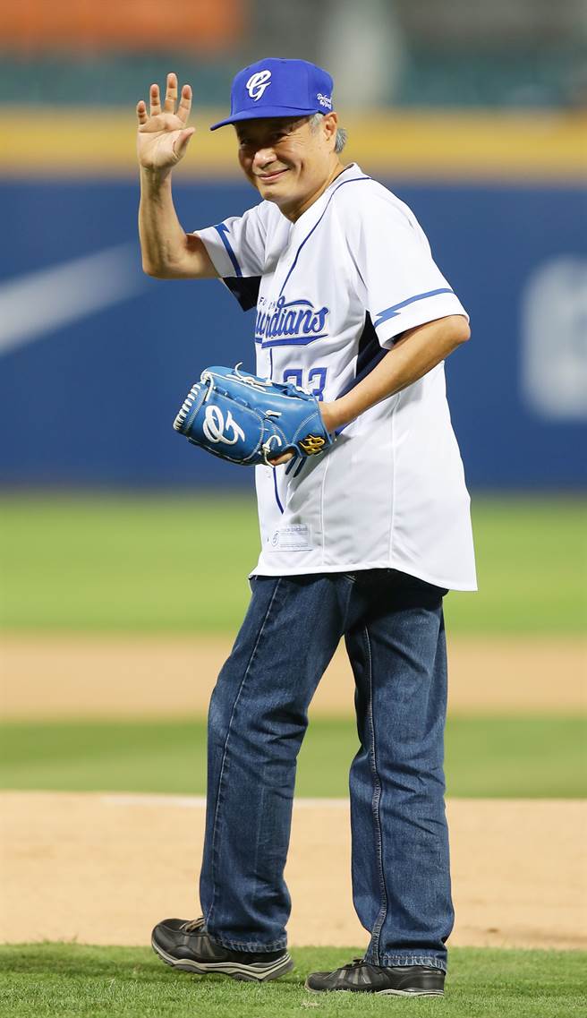 国际知名导演李安前来为富邦悍将开球。（季志翔摄）