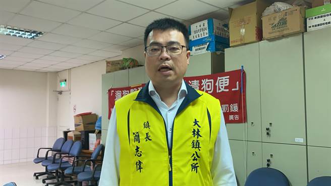 嘉義縣大林鎮長簡志偉為了清潔隊員額不足召開記者會，盼縣府正視此問題。（張亦惠攝）