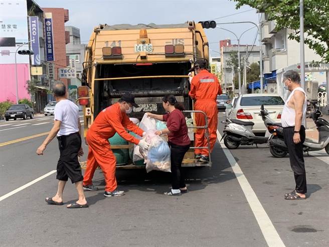 嘉義縣大林鎮長簡志偉（左二）因清潔隊員額不足，只要行程能排出空擋，就親自上陣收垃圾。（大林鎮公所提供／張亦惠嘉縣傳真）