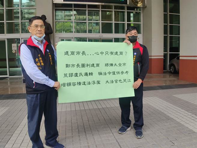 国民党中央委员史硕仁（左）指出，桃园市都市发展局为图利建商，将原本属于捷运车站旁500公尺「增额容积」扩大到整个青埔地区，下周将到监察院检举。（赖佑维摄）