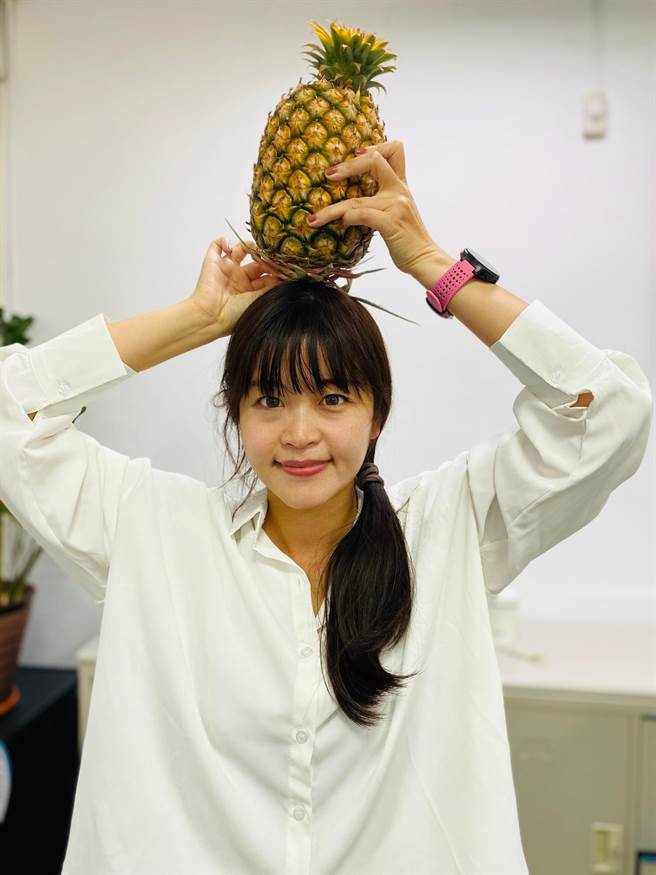 拍出跟鳳梨合影的創意照片，就有機會抽中鳳梨。（曹婷婷攝）