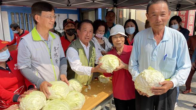 南六公益慈善基金会透过台南市议员吴通龙服务处，购买约1万斤的高丽菜举办捐发票换高丽菜爱心活动，吴通龙也到场协助发送。（吴通龙服务处提供／刘秀芬台南传真）