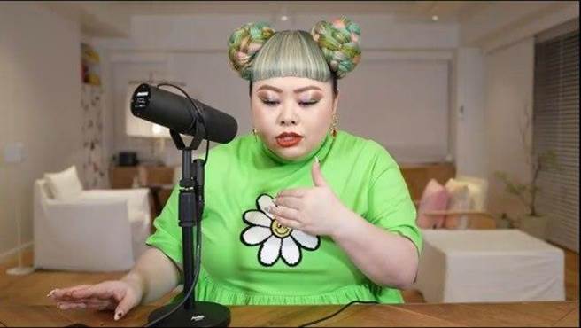 渡邊直美19日直播時發表對東奧Olympig案一事的感想，神情認真嚴肅。（摘自YouTube頻道「NAOMI CLUB」）