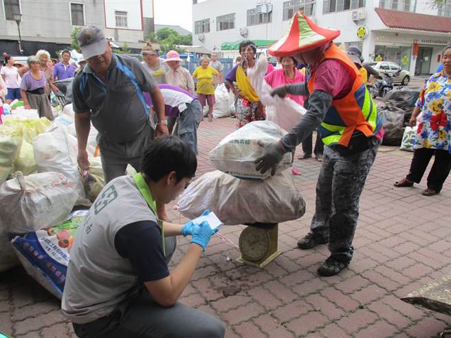 台南市今年度農藥瓶罐回收換實用好物活動，4／13起東山區農會登場。（台南市環保局提供／劉秀芬台南傳真）