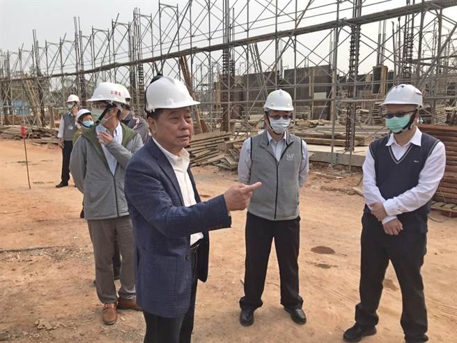 金门开瑄国小新建校舍日前发生屋顶塌陷72平方公尺意外事件，县议长洪允典今天率员实地勘查，要求做好检讨和善后工作。（金门县议会提供）