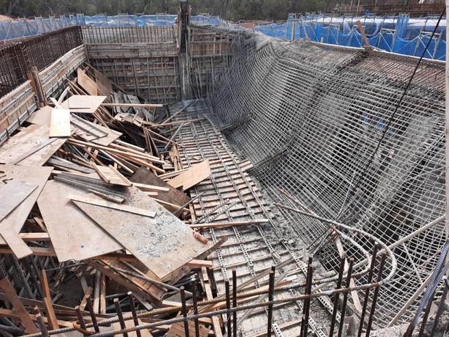 金门开瑄国小新建校舍日前发生屋顶塌陷72平方公尺意外现场之一。（金门县府工务处提供）