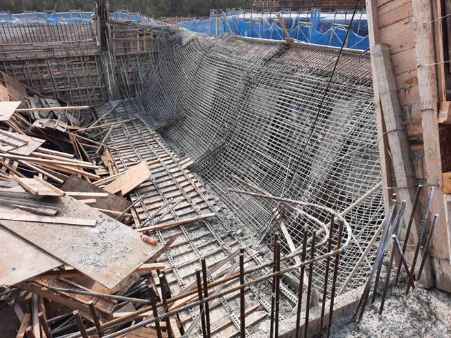 金门开瑄国小新建校舍日前发生屋顶塌陷72平方公尺意外现场之二。（金门县府工务处提供）