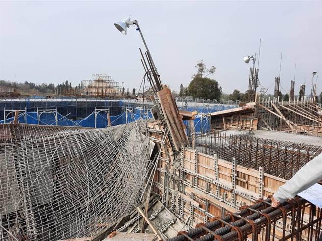 金门开瑄国小新建校舍日前发生屋顶塌陷72平方公尺意外现场之三。（金门县府工务处提供）