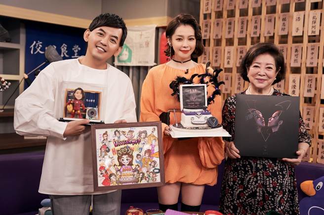 徐若瑄（中）欢庆生日，开心与黄子佼（左）、陈淑芳愉快谈天。（索尼音乐提供）