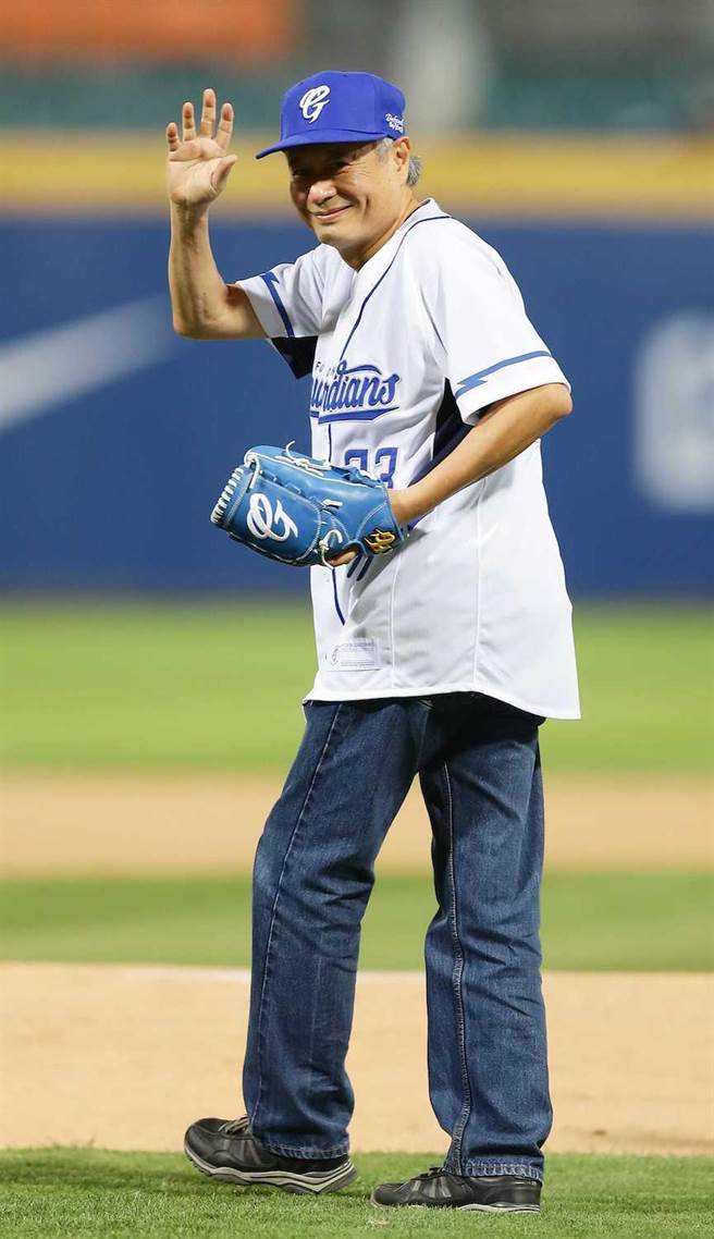 李安今在新莊棒球場開球，心情緊張。（季志翔攝）