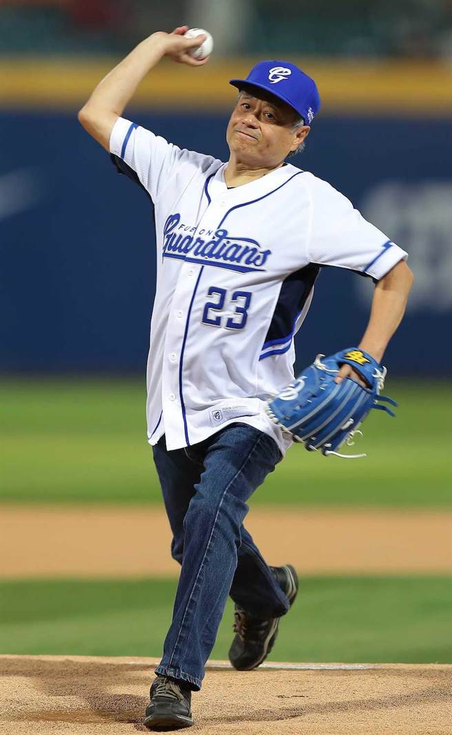 李安今在新莊棒球場開球，心情緊張。（季志翔攝）