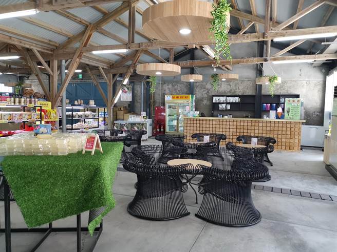 北門遊客中心後方委外經營之洗滌鹽觀光工場吧檯可供駕駛休息。（劉秀芬攝）