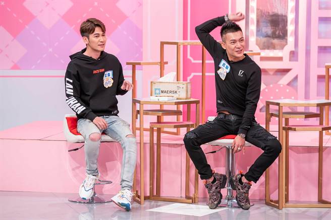 鳳梨（右）跟弟弟艾倫一同上《女人我最大》。（TVBS提供）