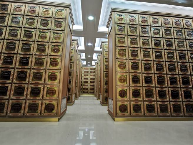 先人遗骨入塔供奉，若想提前清明扫墓，可不必事先看日子，但最好祭拜在下午3点之前。（图/杨登嵙提供）