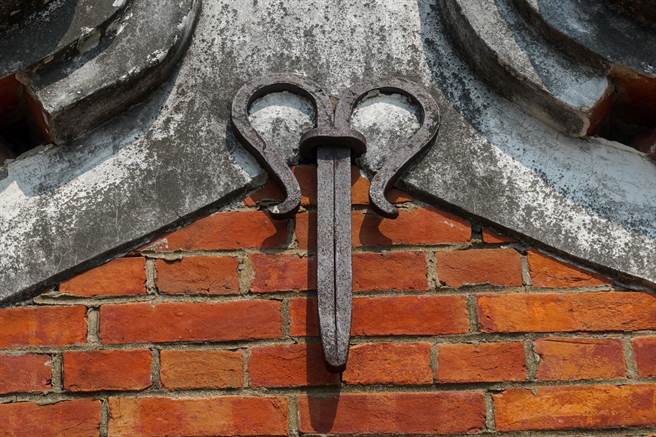 下營地區酷似鐵剪刀的壁鎖。（台南市文化局提供／曹婷婷台南傳真）