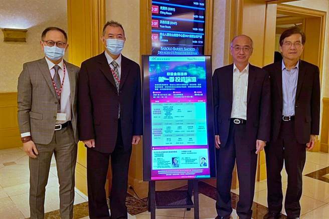 群益证18日举办2021年第一季投资论坛，左起为群益证副总裁邓学人、群益投顾董事长蔡明彦，聚积科技董事长杨立昌、总经理陈企凯。（群益证提供）