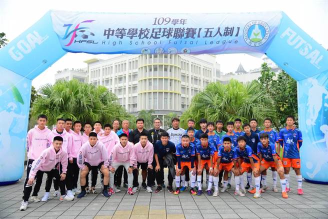 台中市政府運動局長李昱叡為選手加油，強調五人制足球是台中運動發展重點之一，未來規劃建置專用場館，積極培育優秀人才。（台中市府提供／盧金足台中傳真）