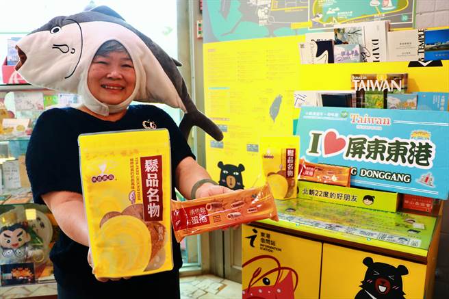近来「鲑鱼之乱」带起一波名字行销风潮，东港伴手礼业者即推出「鲔鲔到来」优惠，超前部属行销黑鲔鱼季。（谢佳潾摄）