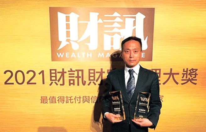 凯基证券获「最佳财富增值奖」及「最佳客户推荐奖」二大奖，由副总孙成保代表领奖。图／凯基证券提供